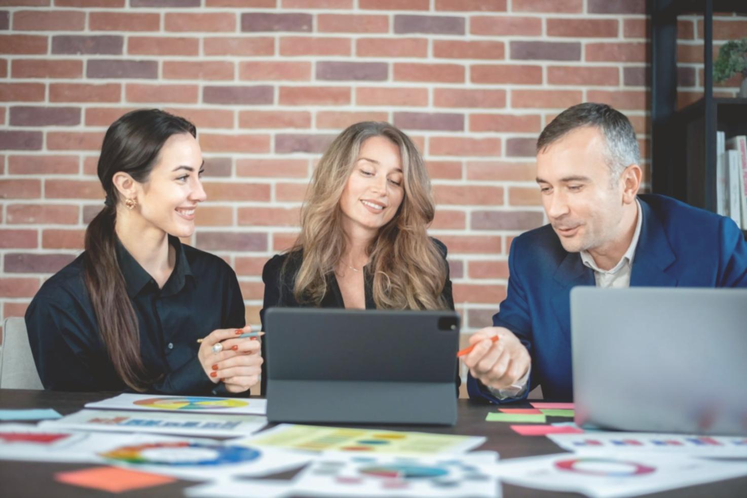 Équipe d'experts analysant des données financières