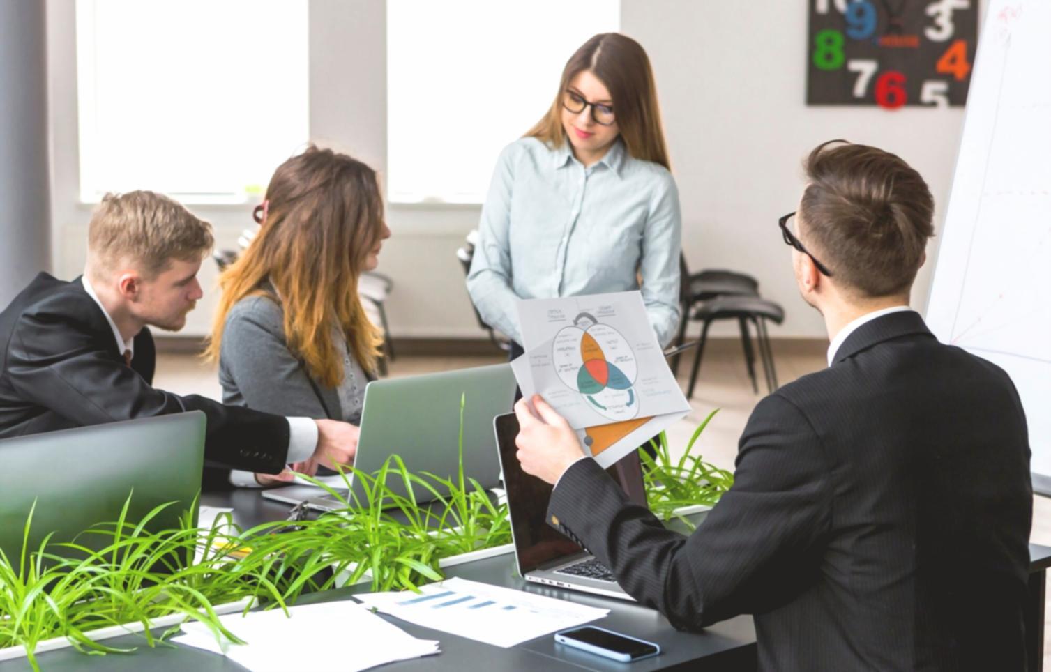 Salle de formation moderne avec équipements technologiques pour les cours de finance